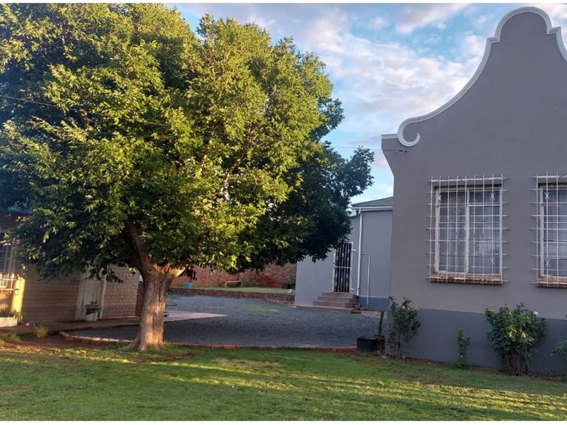 3 Bedroom Family Home for sale in Steynsburg Eastern Cape - Photo 4
