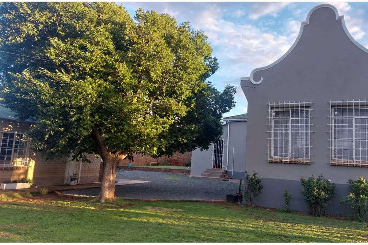 3 Bedroom Family Home for sale in Steynsburg Eastern Cape - Photo 4