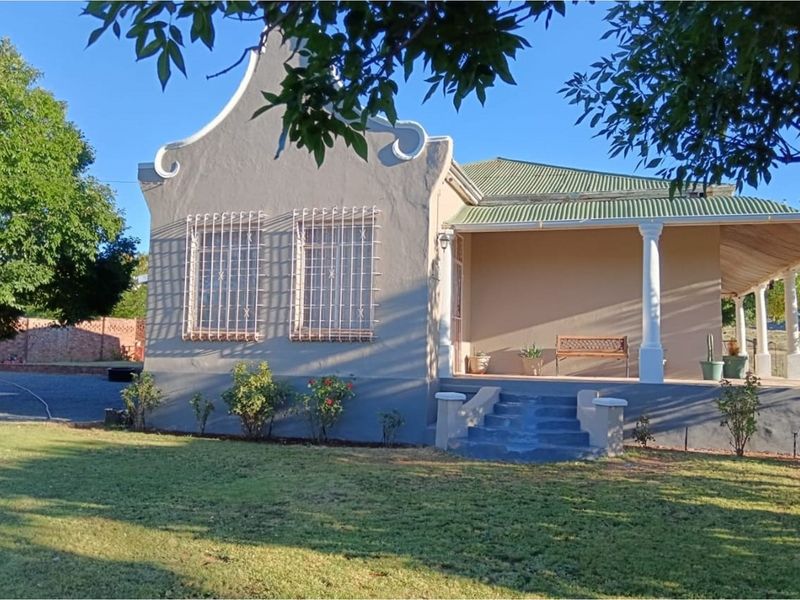 3 Bedroom Family Home for sale in Steynsburg Eastern Cape - Photo 2