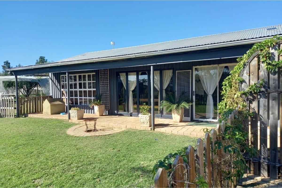 Embrace Off-Grid Living in Style and Comfort - 5,691m2 Smallholding in Albertinia - Photo 2