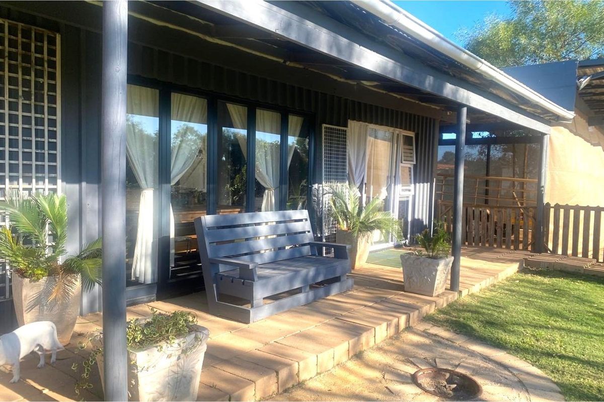 Embrace Off-Grid Living in Style and Comfort - 5,691m2 Smallholding in Albertinia - Photo 4