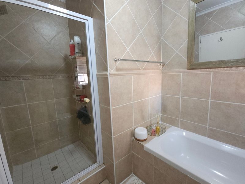 Stunningly stylish and immaculately kept duplex up for grabs. - Photo 7