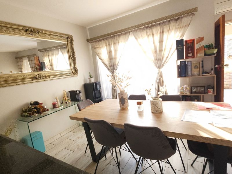 Stunningly stylish and immaculately kept duplex up for grabs. - Photo 8