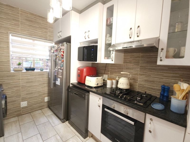 Stunningly stylish and immaculately kept duplex up for grabs. - Photo 4