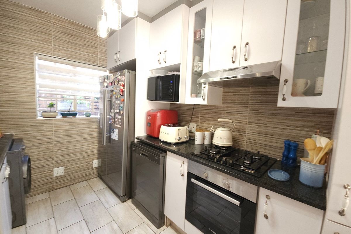 Stunningly stylish and immaculately kept duplex up for grabs. - Photo 4