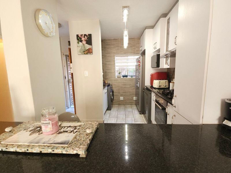 Stunningly stylish and immaculately kept duplex up for grabs. - Photo 10