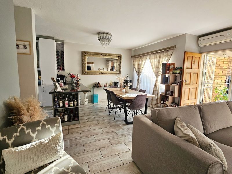 Stunningly stylish and immaculately kept duplex up for grabs. - Photo 2