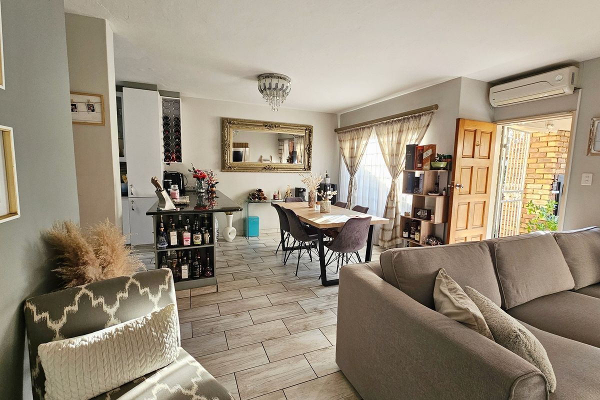 Stunningly stylish and immaculately kept duplex up for grabs. - Photo 2