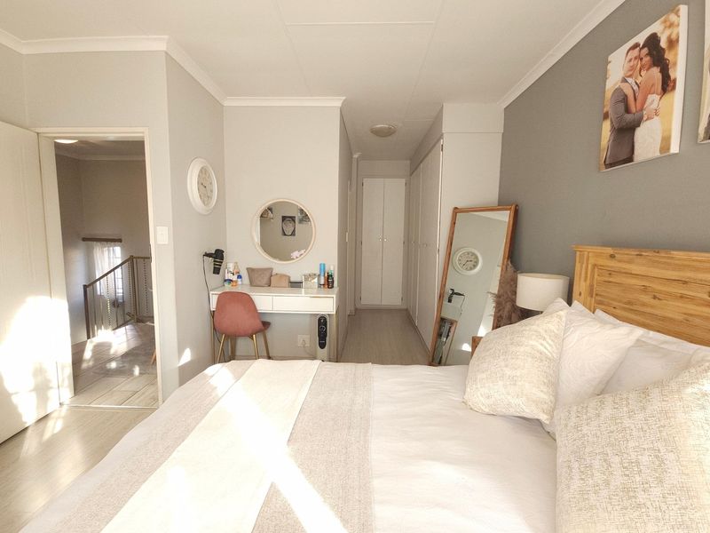 Stunningly stylish and immaculately kept duplex up for grabs. - Photo 5