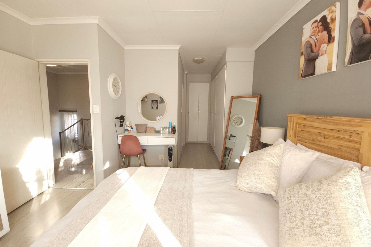 Stunningly stylish and immaculately kept duplex up for grabs. - Photo 5