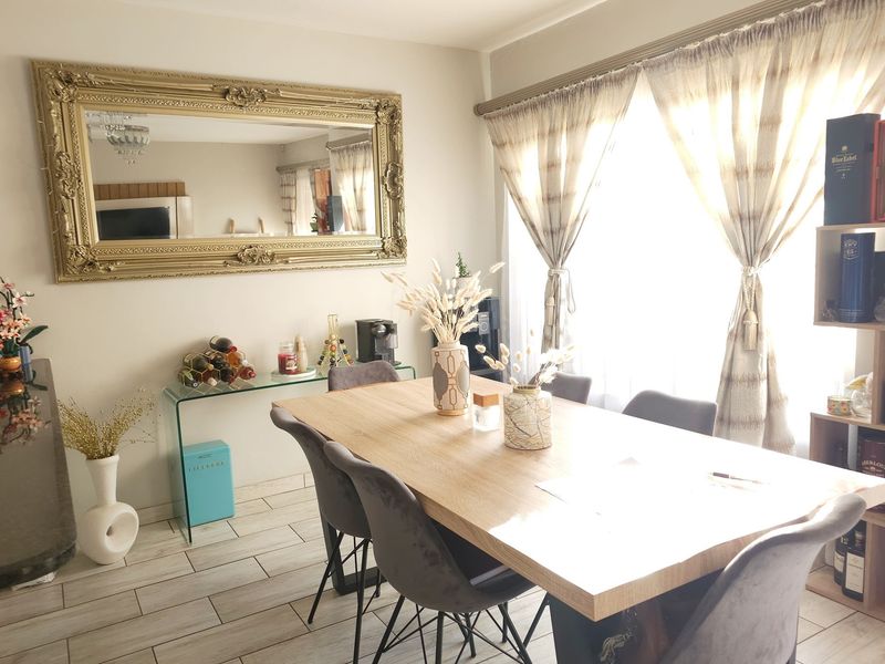 Stunningly stylish and immaculately kept duplex up for grabs. - Photo 3