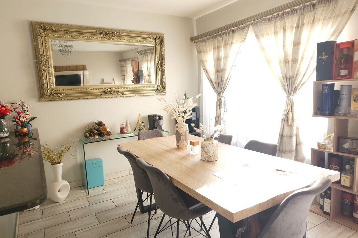 Stunningly stylish and immaculately kept duplex up for grabs. - Photo 3