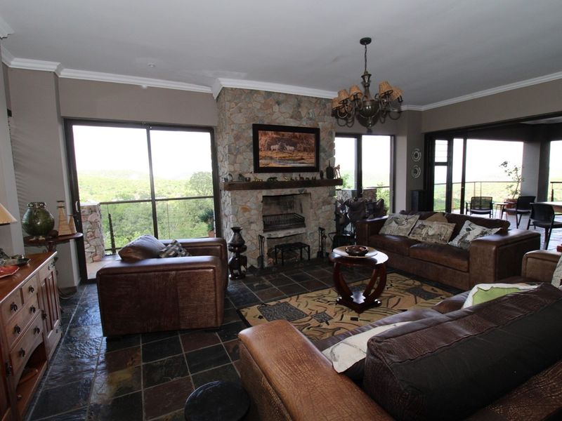 4 Bedroom - Bushveld Safari Retreat in Thaba Moriri Nature Reserve - Spectacular mountain views - Photo 4