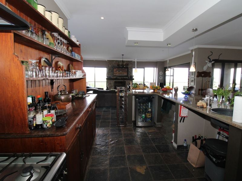 4 Bedroom - Bushveld Safari Retreat in Thaba Moriri Nature Reserve - Spectacular mountain views - Photo 8