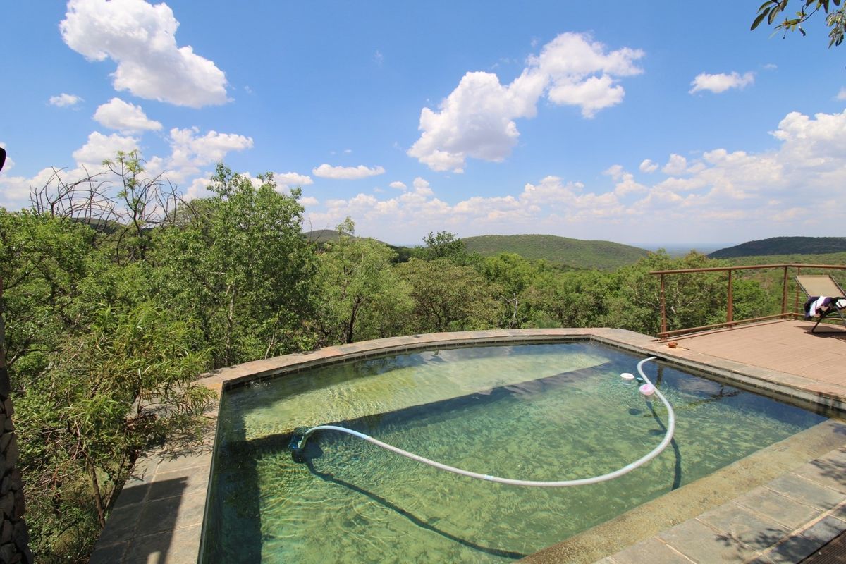 4 Bedroom - Bushveld Safari Retreat in Thaba Moriri Nature Reserve - Spectacular mountain views - Photo 2