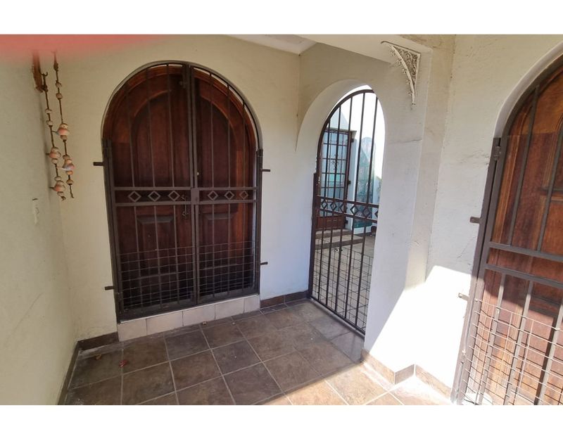 Luxury Living: 4BR Dream Home in Gauteng - Photo 5