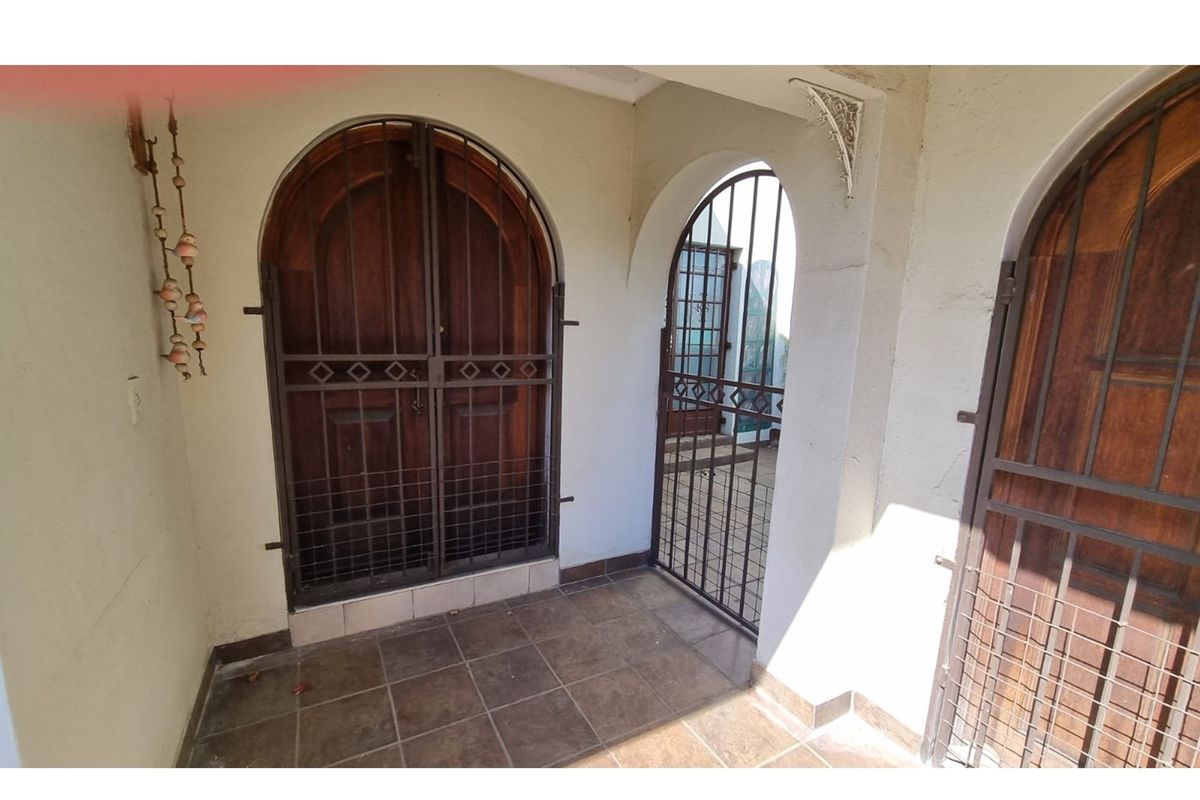 Luxury Living: 4BR Dream Home in Gauteng - Photo 5