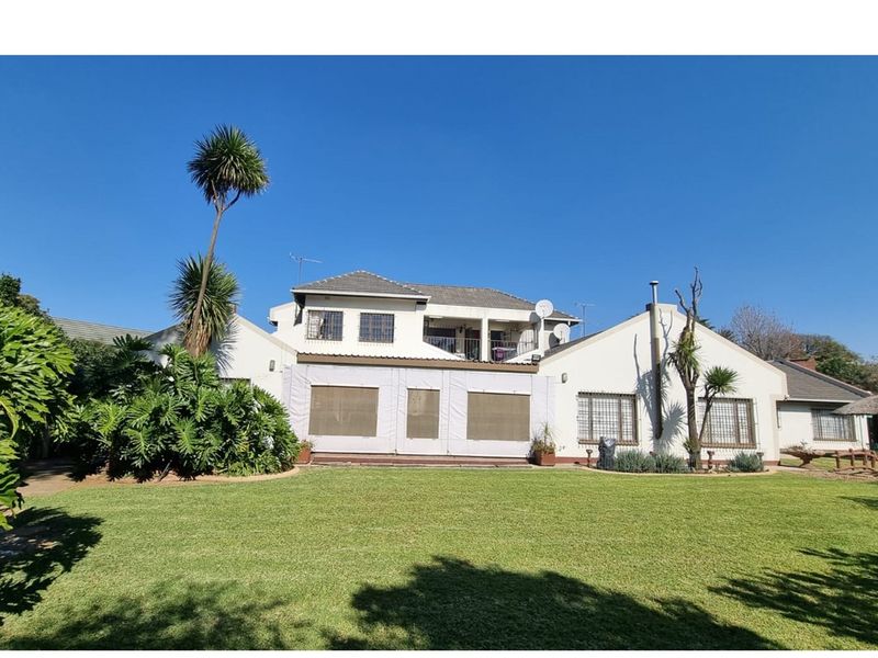 Luxury Living: 4BR Dream Home in Gauteng - Photo 2