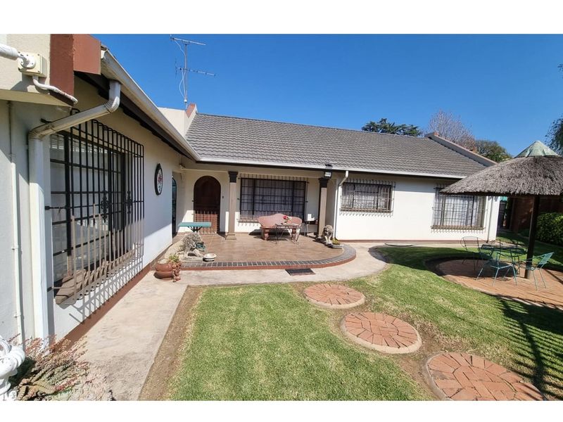 Luxury Living: 4BR Dream Home in Gauteng - Photo 3