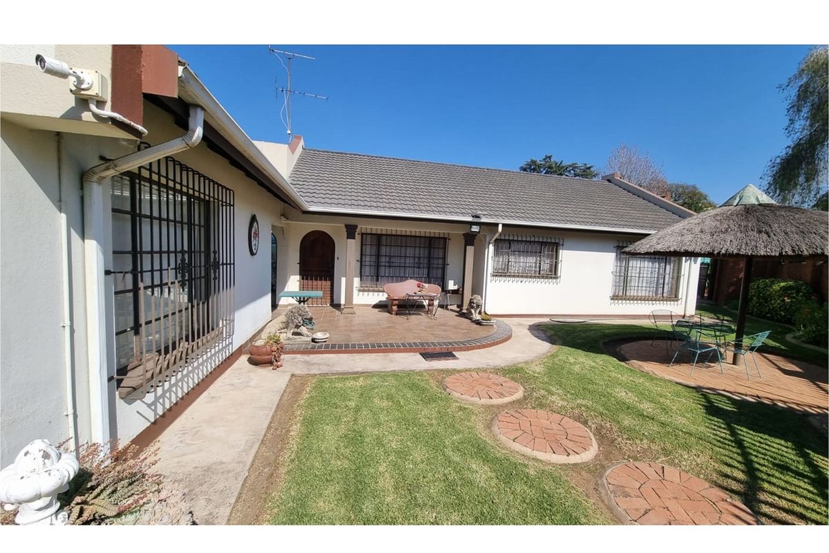 Luxury Living: 4BR Dream Home in Gauteng - Photo 3