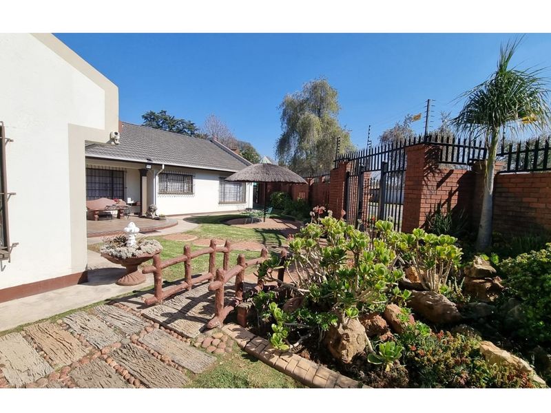 Luxury Living: 4BR Dream Home in Gauteng - Photo 4