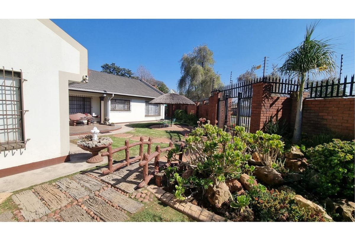 Luxury Living: 4BR Dream Home in Gauteng - Photo 4
