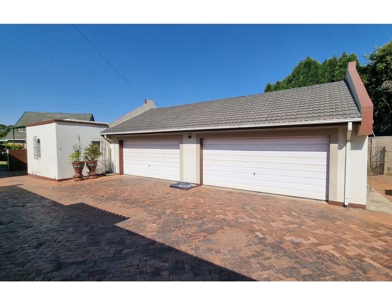 Luxury Living: 4BR Dream Home in Gauteng - Photo 8