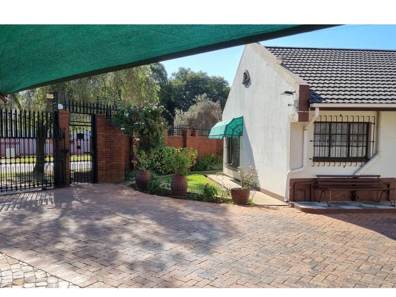 Luxury Living: 4BR Dream Home in Gauteng - Photo 10