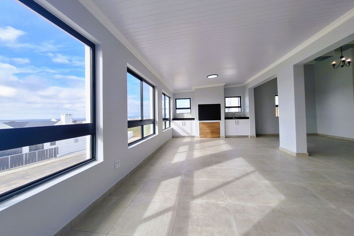 Dual-Level Coastal Home with Flatlet and Ocean Views in Da Gama Bay, St Helena Bay. - Photo 2