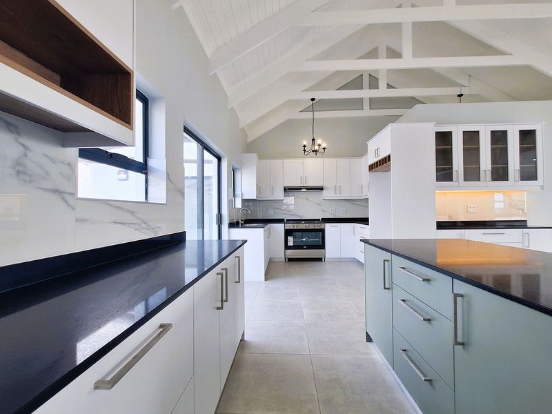 Dual-Level Coastal Home with Flatlet and Ocean Views in Da Gama Bay, St Helena Bay. - Photo 10