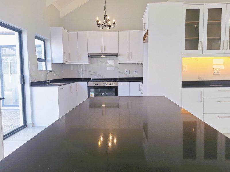 Dual-Level Coastal Home with Flatlet and Ocean Views in Da Gama Bay, St Helena Bay. - Photo 9