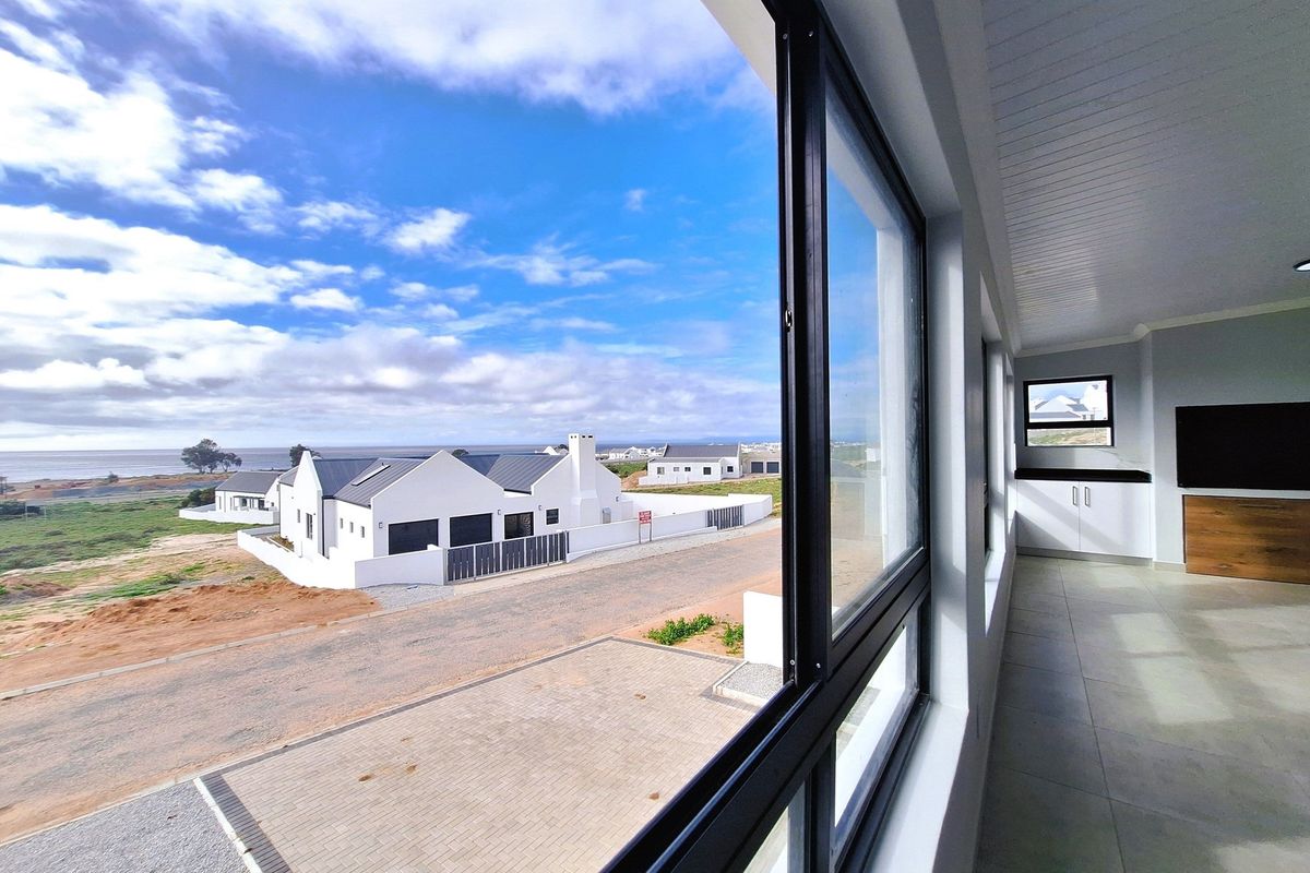 Dual-Level Coastal Home with Flatlet and Ocean Views in Da Gama Bay, St Helena Bay. - Photo 4