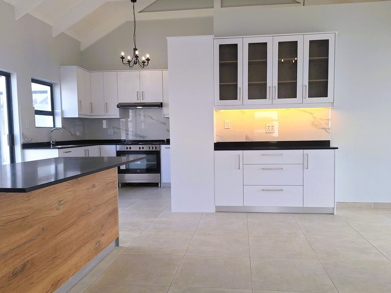 Dual-Level Coastal Home with Flatlet and Ocean Views in Da Gama Bay, St Helena Bay. - Photo 8