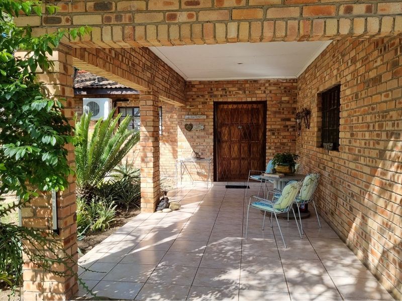 A Rare Gem in Hectorspruit - Where Style, Space and Serenity Meet - Photo 2
