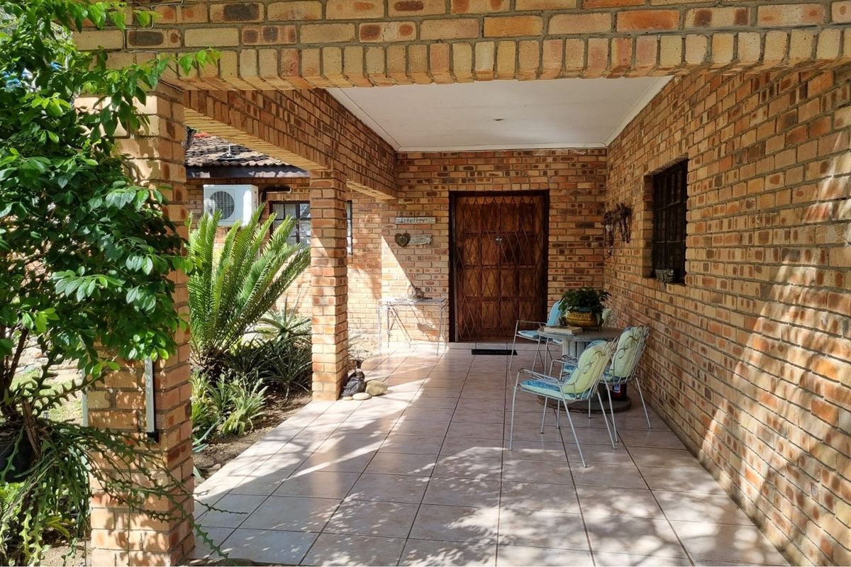 A Rare Gem in Hectorspruit - Where Style, Space and Serenity Meet - Photo 2