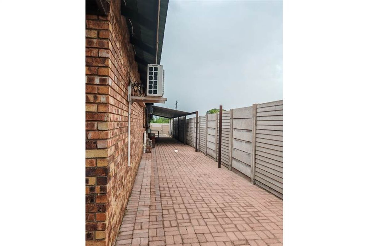 House For Sale in Deneysville - Photo 2