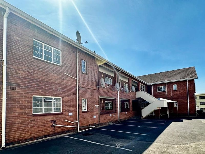 Charming 2-Bedroom Gem with Prime Location. - Photo 10