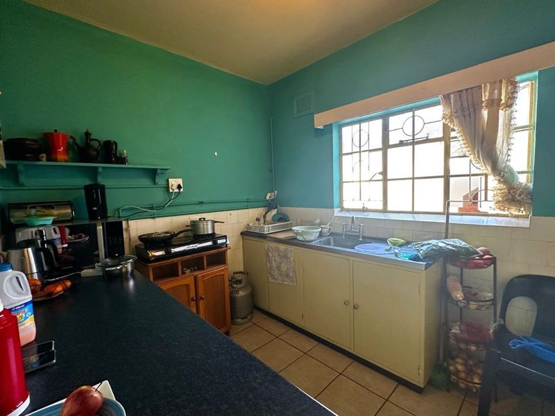 Charming 2-Bedroom Gem with Prime Location. - Photo 9