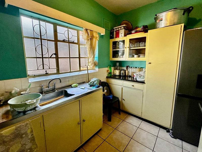 Charming 2-Bedroom Gem with Prime Location. - Photo 8