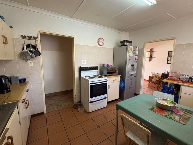 Versatile Property in Prime Hutten Heights Location - Ideal for Office Conversion - Photo 9