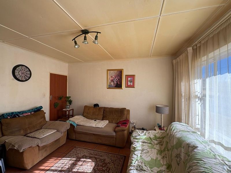 Versatile Property in Prime Hutten Heights Location - Ideal for Office Conversion - Photo 4