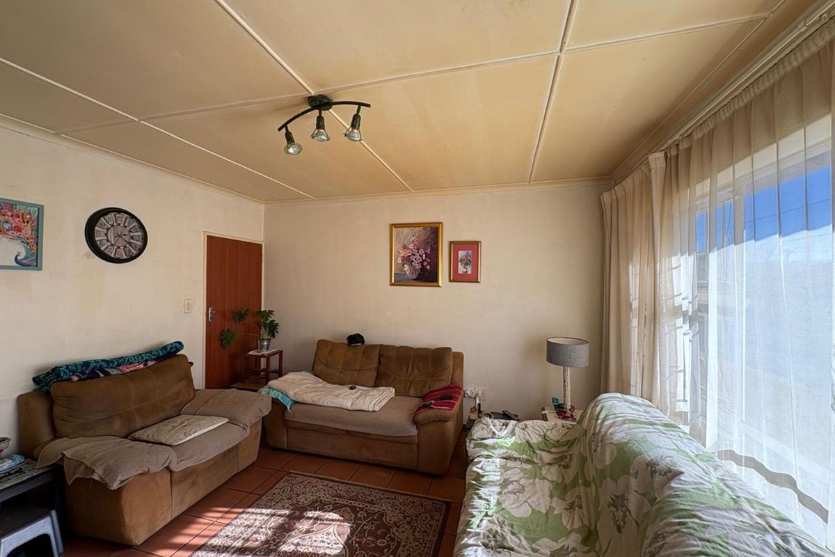 Versatile Property in Prime Hutten Heights Location - Ideal for Office Conversion - Photo 4