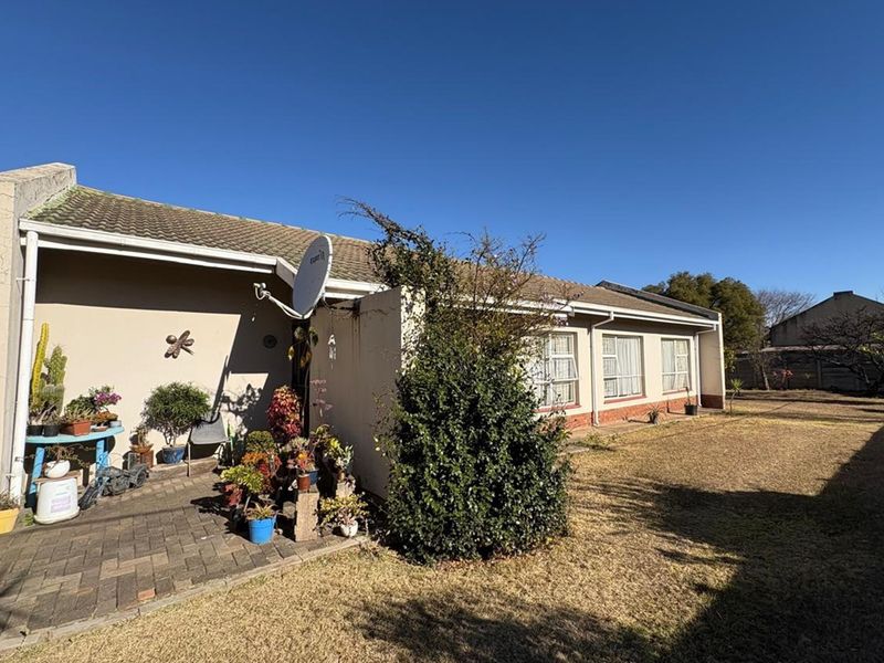 Versatile Property in Prime Hutten Heights Location - Ideal for Office Conversion - Photo 2