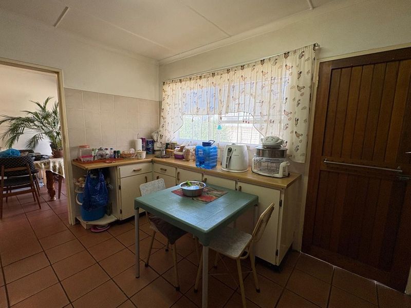 Versatile Property in Prime Hutten Heights Location - Ideal for Office Conversion - Photo 8