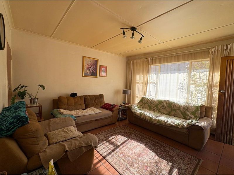Versatile Property in Prime Hutten Heights Location - Ideal for Office Conversion - Photo 3
