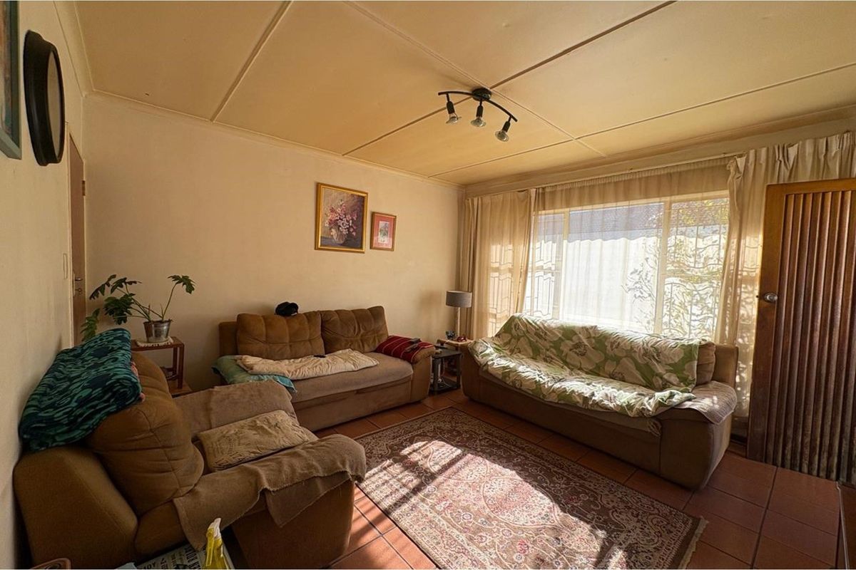 Versatile Property in Prime Hutten Heights Location - Ideal for Office Conversion - Photo 3
