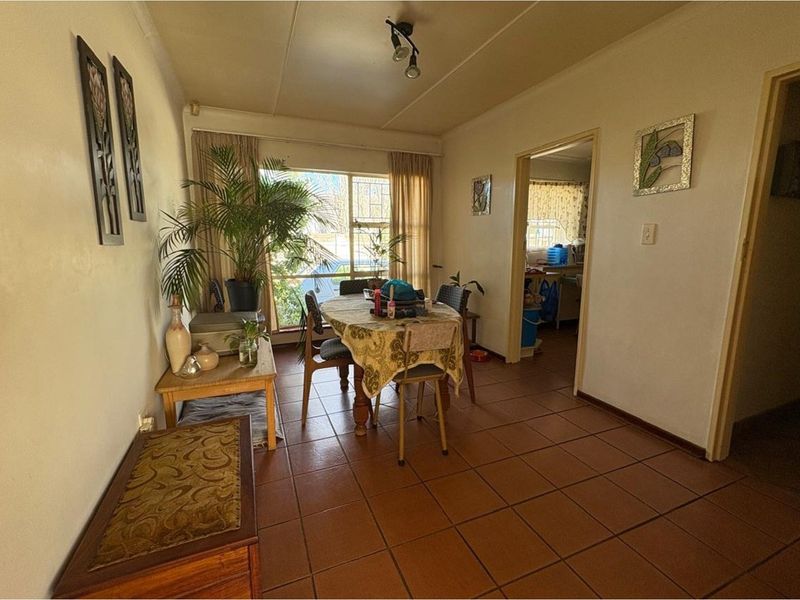 Versatile Property in Prime Hutten Heights Location - Ideal for Office Conversion - Photo 5