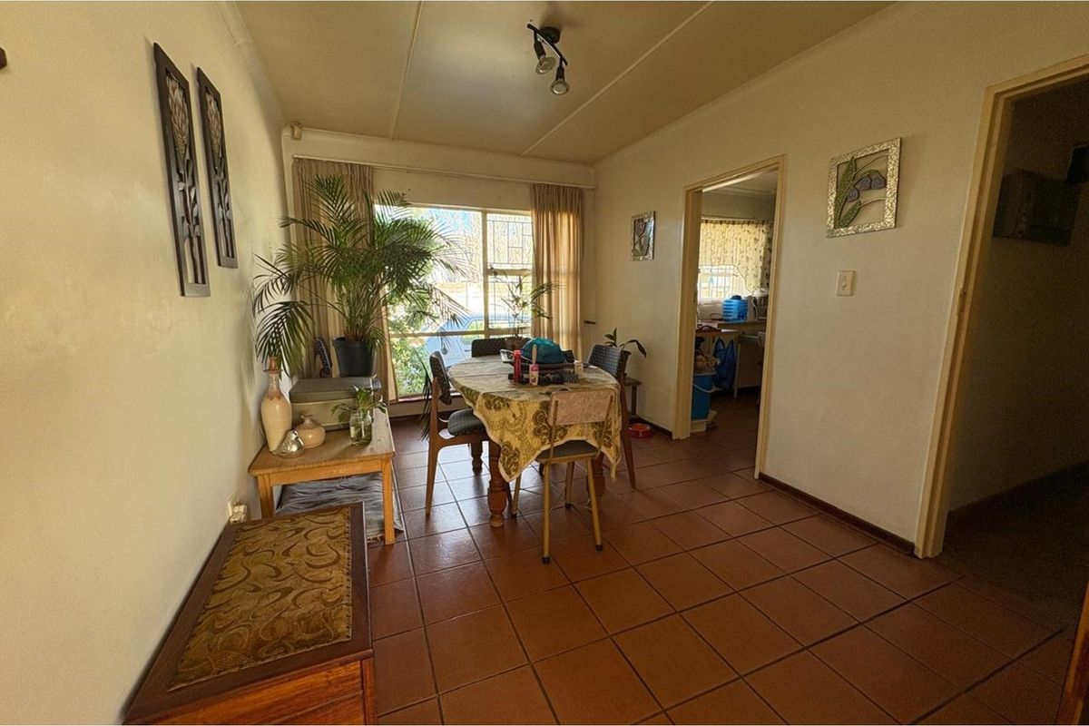 Versatile Property in Prime Hutten Heights Location - Ideal for Office Conversion - Photo 5