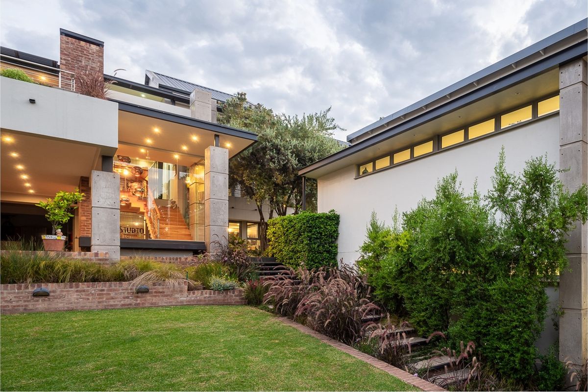 Architectural Grandeur: A Rare Waterkloof Legacy - Photo 4