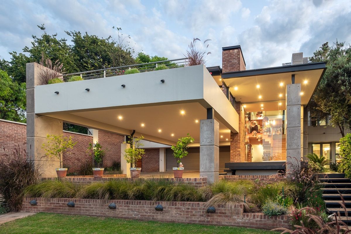 Architectural Grandeur: A Rare Waterkloof Legacy - Photo 3